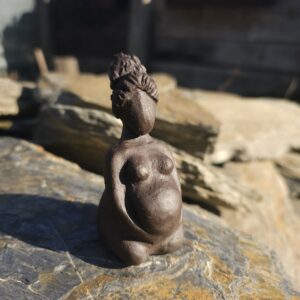 Matka - figurka kobiety w ciąży